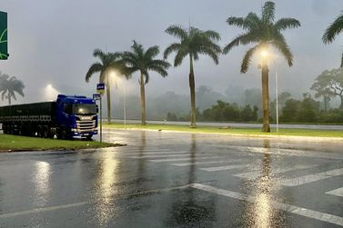 Mudan&ccedil;a de temperatura em toda regi&atilde;o Oeste traz chuva e ventos fortes 
