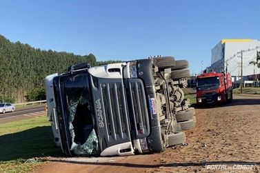 Carreta carregada tomba &agrave;s margens da 277, em Matel&acirc;ndia 