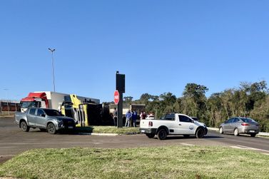 Caminh&atilde;o &eacute; atingido na lateral durante manobra de acesso ao per&iacute;metro urbano de C&eacute;u Azul 