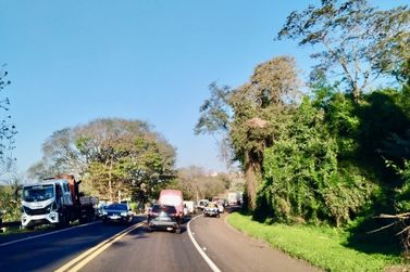 Colis&atilde;o entre ve&iacute;culos na BR 277, per&iacute;metro de Matelandia 