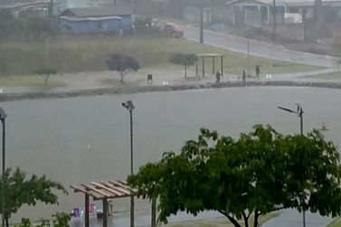 Forte temporal e frente fria se espalham em todo Paran&aacute; 