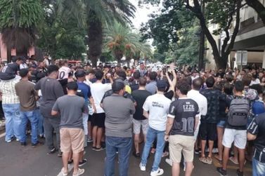 Chegada do Corinthians a Maringá leva centenas de torcedores a hotel 