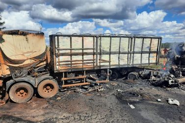 Motorista morre em grave acidente entre caminhões na PR-323, em Tapejara