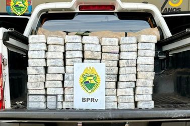 Dupla é presa com 64 kg de pasta base de cocaína escondidos em veículo na região