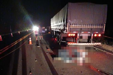 Motociclista morre ao colidir em traseira de caminhão estacionado na região
