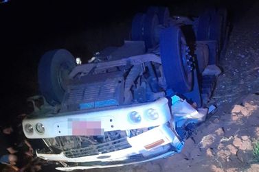 Caminhoneiro morre após capotamento na PR-082, em Tapira