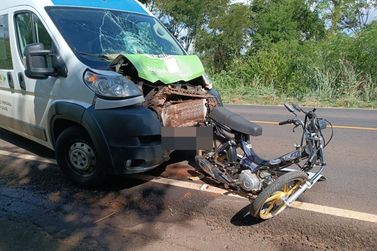 Colisão entre ambulância e motoneta deixa homem gravemente ferido na PR-082