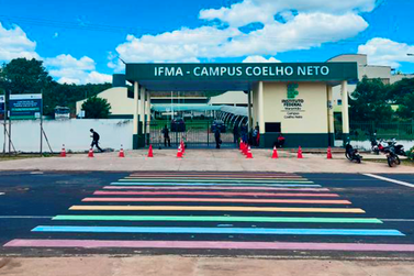 Em homenagem a comunidade LGBTQIA+ alunos dos IFMA colorem faixa de pedestre 