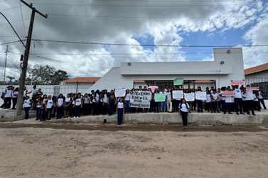 Alunos da rede estadual fazem protesto ap&oacute;s ficarem sem local para estudar