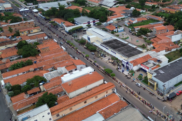 Milhares de pessoas participam da tradicional distribui&ccedil;&atilde;o de peixes em Coelho Neto