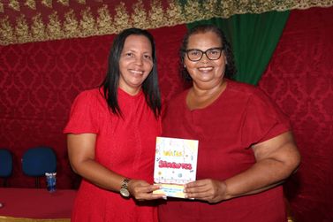 Escola Carlos Alberto lan&ccedil;a livro que eterniza hist&oacute;rias locais