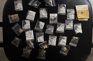 PM apreende diversos papelotes com drogas no Centro de Conde