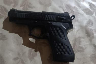 PM apreende r&eacute;plica de arma de fogo em Conde