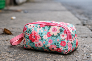 Bolsa com celular &eacute; perdida no Centro de Conde