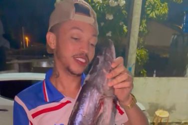 Entre manga com sal, pesca e cerveja gelada, cantor Silfarley curte Siribinha