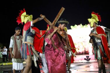 Teatro F&ecirc;nix emociona p&uacute;blico com espet&aacute;culo da Paix&atilde;o de Cristo no S&iacute;tio do Conde