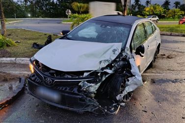 Carro fica destru&iacute;do ap&oacute;s acidente no trevo de Conde; poste foi arrancado com impacto