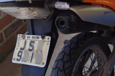 Placa de motocicleta &eacute; perdida em Conde