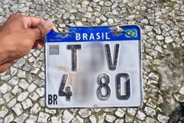 Placa de ve&iacute;culo &eacute; encontrada em via de acesso ao Cob&oacute;
