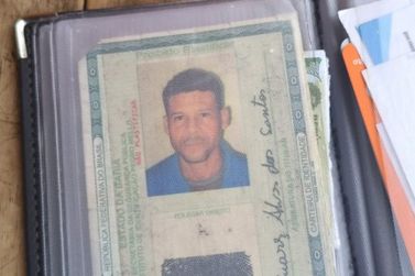 Carteira com documentos e dinheiro &eacute; encontrada no centro de Conde