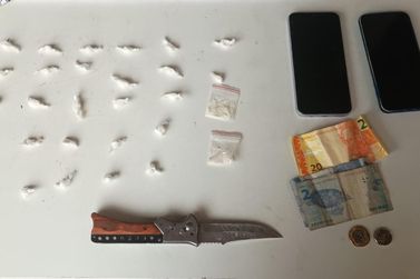 Dois suspeitos s&atilde;o detidos com drogas e arma branca em Conde
