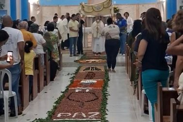 Igreja celebra Corpus Christi com tradicional confec&ccedil;&atilde;o de tapete na Matriz de Conde