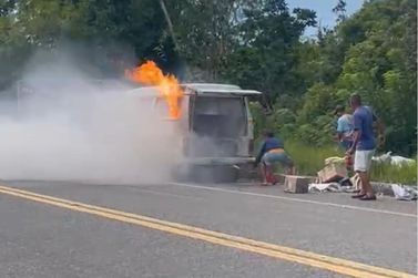 Kombi pega fogo pr&oacute;ximo &agrave; ponte do Cruma&iacute;, em Conde