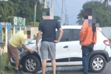 Ve&iacute;culo perde o controle e colide contra muro no Centro de Conde