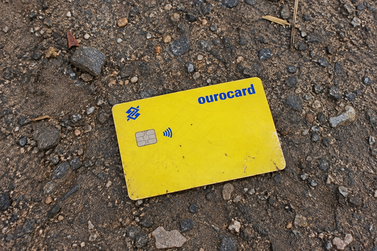 Moradora pede ajuda para encontrar cart&atilde;o do Banco do Brasil perdido na Barra do Itariri 