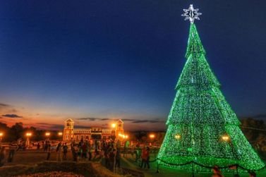 Festas de Natal já iluminam muitas cidades do Paraná