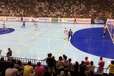 Umuarama Futsal bate Foz e larga em vantagem por uma vaga na final do Paranaense