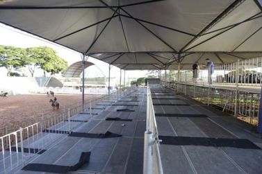 Centenas de pessoas trabalham nos últimos preparativos da 46ª Expo Umuarama