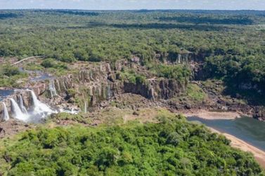 Seca prolongada baixa a vazão do Rio Iguaçu e muda o visual das Cataratas