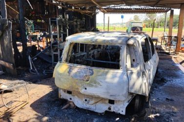 Incêndio atinge oficina mecânica e destrói carro e ferramentas