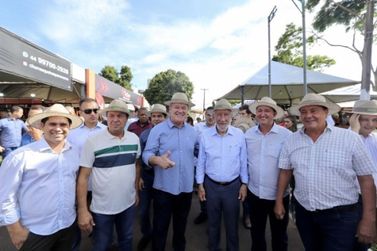 Governador exalta o valor da agroindústria do PR durante visita à Expo Umuarama