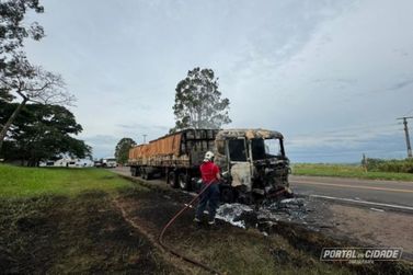 Incêndio destrói cabine de carreta na PR-323, em Cruzeiro do Oeste; VÍDEO