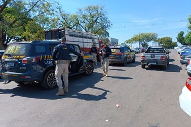 Motoristas são levados pela PRF após abordagem em Cruzeiro do Oeste 