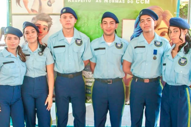 Alunos da C&iacute;vico-Militar de Cruzeiro s&atilde;o homenageados por destaque em 2024