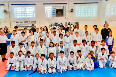 Cruzeiro do Oeste marca presen&ccedil;a no Bushido Experience com 30 jovens do karat&ecirc;
