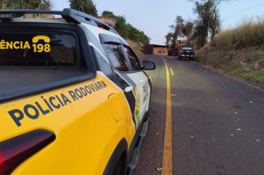 Caminh&atilde;o tomba e interdita a PR-482 por cerca de seis horas