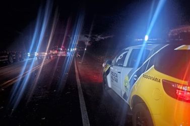 Colis&atilde;o entre carro e caminh&atilde;o deixa motorista ferido na PR-323