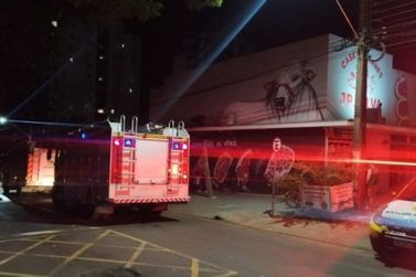 Inc&ecirc;ndio em a&ccedil;ougue mobiliza bombeiros e assusta moradores