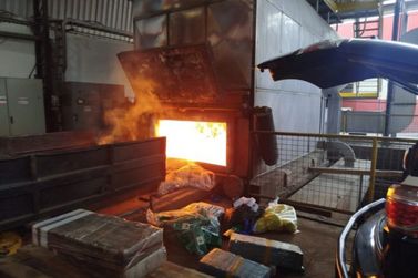 Mais de 2,7 toneladas de drogas s&atilde;o incineradas pela Pol&iacute;cia Civil em Umuarama