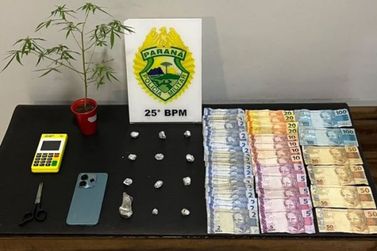 PM prende dois suspeitos e apreende crack, maconha e dinheiro