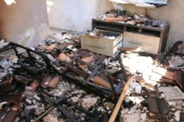 Pol&iacute;cia divulga imagens de casa incendiada e refor&ccedil;a investiga&ccedil;&atilde;o