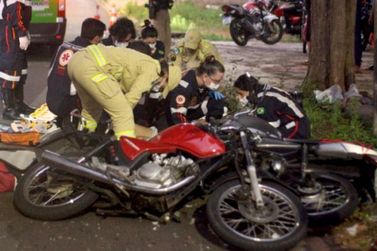 Batida entre motos deixa jovens de 17 e 19 anos feridos