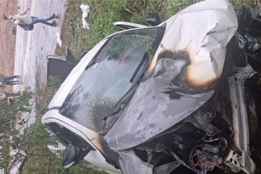 Acidente entre duas picapes e caminh&atilde;o de Umuarama deixa motorista ferido