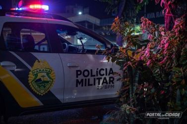 Homem &eacute; levado &agrave; delegacia ap&oacute;s atirar contra casal