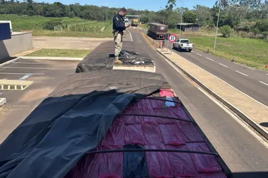 PRF apreende carreta com 600 mil ma&ccedil;os de cigarros