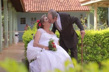 Casal se reencontra em lar para idosos após 48 anos e se casa